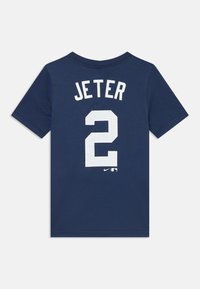 Temno modra bombažna majica središča "JETER" in številka "2" v beli barvi, z teksturiranim dizajnom. Nike logo na dnu.