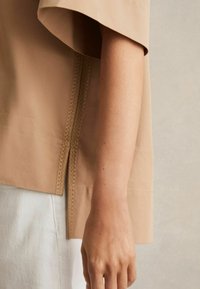 Reiss DARA BLEND CRAFT STITCH COLLARED - Bluse - camel