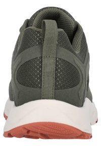 Grön sportskor med ovandel av texturerad stickad material, dragflik och vit mellansula. Har en slitstark gummisula med röda detaljer.