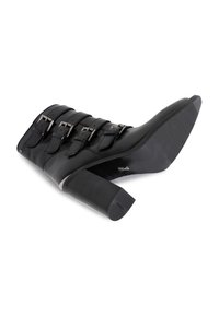 Botín de cuero negro hasta el tobillo con cuatro correas de hebilla, una punta ligeramente afilada y un tacón grueso. Textura suave con acentos de hardware en tono plateado.