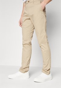 GAP ESSENTIAL SLIM FIT - Pantalones chinos - khaki