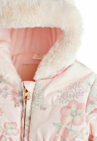 Lyserød babyjakke med blomsterprint, blød faux fur-foer i hætten og gylden lynlås. Har forskellige blomsterdesigns og en satinfinish.