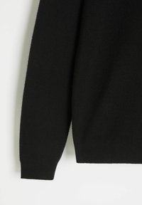 Czarny sweter z długim rękawem, z prążkowanymi mankietami i dolnym obszyciem, przedstawiony na jasnym, gładkim tle.