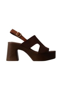 Sandale à plateforme marron avec talon bloc épais, bout ouvert, côtés découpés et bride de cheville ajustable avec boucle dorée.