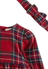 Rotes kariertes Kleid aus weichem Stoff, mit rundem Ausschnitt, langen Ärmeln und einem gebundenen Gürtelakzent für eine figurschmeichelnde Optik.