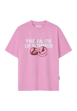 Rosa kortermet T-skjorte med hvit tekst "THE TASTE OF SUMMER" og to kirsebær i rødt og rosa på forsiden.