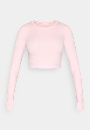 Ροζ crop top με μακριά μανίκια, φτιαγμένο από ένα λείο, ελαστικό ύφασμα. Διαθέτει στρογγυλή λαιμόκοψη και διακοσμητική ταινία με το λογότυπο "e&0" στο τελείωμα.