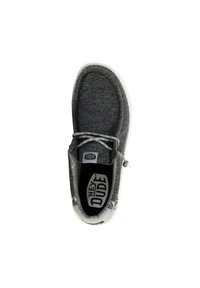 Zapato slip-on de tejido gris con un upper texturizado, suela blanca y cordones en contraste. En el interior presenta una plantilla de patrón y una marca.