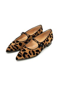 Bailarinas con estampado de leopardo que presentan una puntera puntiaguda, material de ante, acentos de charol negro y un detalle de correa redonda. Diseño de tacón plano.