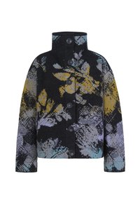 Černá bunda s květinovým vzorem a vysokým límcem, vyrobená z texturované látky, se zapínáním na knoflíky vpředu a živými barvami modré, žluté a šedé.