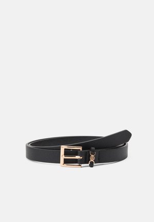 Zwarte leren riem met een gestructureerde afwerking, voorzien van een roségouden metalen gesp en een decoratieve lus. Slanke uitstraling, veelzijdig voor verschillende outfits.
