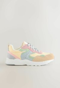 Baskets multicolores avec du daim et du mesh doux en jaune pastel, rose, vert et gris. Accents texturés et semelle en caoutchouc blanche.