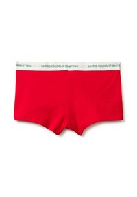 Červené bavlněné trenýrky s bílým pasem, na kterém je zelený nápis "UNITED COLORS OF BENETTON." Rovný střih bez dalších vzorů.