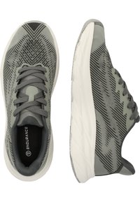 Graue Sportschuhe mit einer strukturierten Oberfläche, die schwarze Zickzackmuster aufweist, grauen Schnürsenkeln und einer robusten weißen Sohle. Im Inneren mit "ENDURANCE" beschriftet.