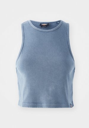 Vaaleansininen ribatetyt crop-top, jossa on pyöreä kaula-aukko ja hihattomuus. Pehmeä pinta ja pieni logo-tyyppitys helmaosassa.