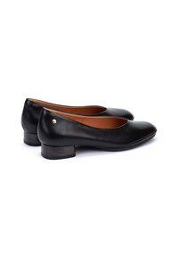 Ballerines en cuir noir avec un bout rond, un petit talon en bois et un accent doré discret sur le talon. Texture lisse et design épuré.