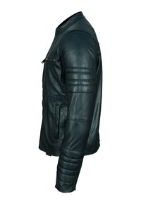 Veste de moto en cuir noir avec un design ajusté, des accents de couture matelassés sur les épaules, une poche zippée sur la poitrine et des poches latérales.