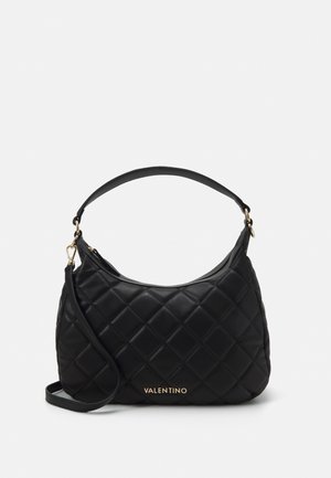 Sort læderhåndtaske med quiltet mønster, udstyret med en enkelt skulderrem og guld hardware, prægede med "VALENTINO" på forsiden.