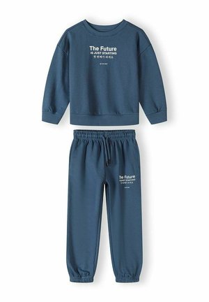 Niebieski długi rękaw bluzy i zestaw spodni dresowych z elastycznymi mankietami, z napisem "The Future IS JUST STARTING" po angielsku i koreańsku na bluzie i spodniach.