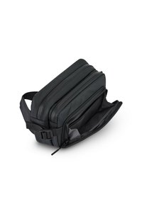 Borsa rettangolare nera con tre scomparti e tracolla regolabile. Realizzata in un materiale liscio e resistente; dotata di chiusure a zip e una tasca in rete.
