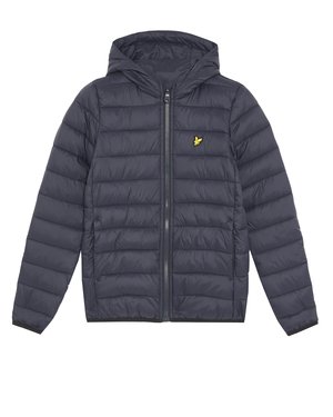 Donkerblauwe pufferjack met een capuchon, ritssluiting en een klein geel logo op de borst. Heeft een geborduurde textuur en elastische manchetten.