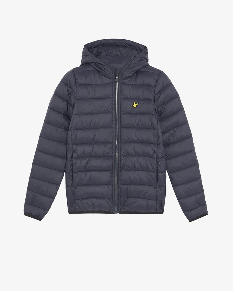 Doudoune bleu marine avec capuche, fermeture éclair et un petit logo jaune sur la poitrine. Présente une texture matelassée et des poignets élastiques.