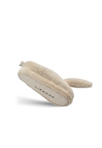 Beige fluffig toffel med en strukturerad sula, som har en liten svansdetalj och en etikett med "LIEWOOD" tryckt på undersidan.