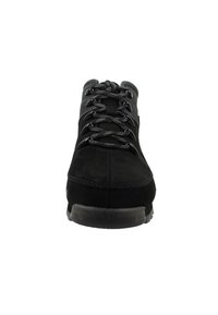 Botas de tobillo de ante negro con cordones grises, punta redondeada y suela de goma texturizada. Presenta acentos cosidos a lo largo de la media suela.
