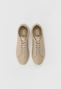EA7 Emporio Armani UNISEX - Tenisice - cobblestone/white