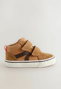 Tan højtop sneakers med overdel i brunt ruskind og kanvas, to velcro-stropper, hvid gummisål og rød løkke på hælen.