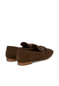 Bruine suede loafers met franjes, contrasterende leren afwerking en een lage rubberen zool. Ovale neus en een slip-on ontwerp.
