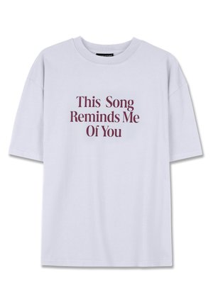 T-maica s kratkimi rokavi iz bele bombažne tkanine z burgundskimi besedami: "Ta pesem me spominja nate" v drznem serifnem fontu.