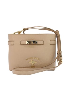 Borsa a tracolla beige in pelle testurizzata con ferrature dorate. Presenta una chiusura a zip superiore e una fibbia frontale, logo in rilievo sulla parte anteriore.