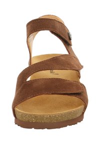 Brauner Wildledersandale mit vier kreuzweise verlaufenden Riemen und einem verstellbaren Riemen. Gepolsterte natürliche Innensohle und eine strukturierte Korksohle.