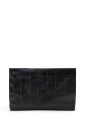 Czarna prostokątna kopertówka z delikatnym, fakturowanym wzorem i gładkim wykończeniem ze skóry, prezentowana stojąca pionowo na białym tle.