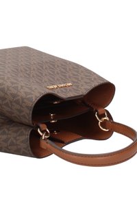 Borsa marrone con motivo a fantasia e finitura testurizzata, due manici, dettaglio logo dorato e scomparti interni visibili.