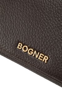 Portafoglio in pelle marrone con texture, caratterizzato da un logo in metallo dorato "BOGNER" ben in evidenza. La superficie presenta un motivo e una lucentezza distintivi.