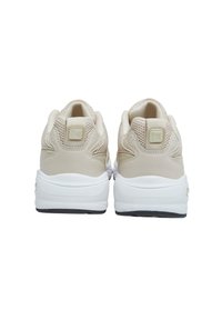 Beige sportcipő hálós felsőrésszel, ívelt sarokkal, párnázott nyakkal és fehér középtalppal. Gumi talp fekete részletekkel.