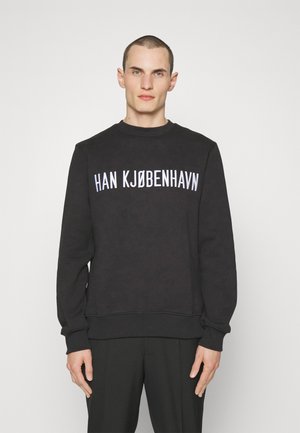 Han Kjøbenhavn LOGO REGULAR CREWNECK - Bluza