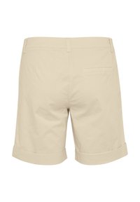 Pantaloni corti in cotone beige con taglio dritto, con risvolti e una tasca posteriore singola. Tessuto morbido, dettagli di cucitura frontale e posteriore.