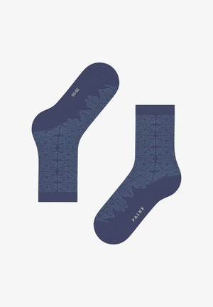Marineblaue Socken mit blattförmigem Muster in hellblau. Rippbündchen und glatte Textur. Markenname "FALKE" nahe der Sohle aufgedruckt.