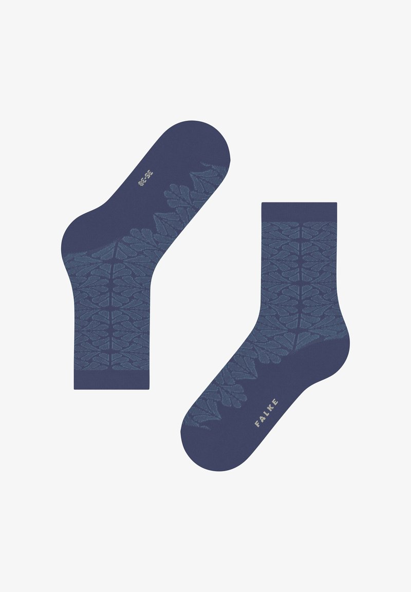 Granatowe skarpetki z wzorem liści w jaśniejszym odcieniu niebieskiego. Mankiet ściągany, gładka faktura. Nazwa marki "FALKE" nadrukowana w pobliżu podeszwy.