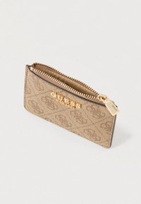 Portafoglio marrone con zip, finiture dorate e logo inciso, caratterizzato da una fodera liscia e una forma rettangolare compatta.