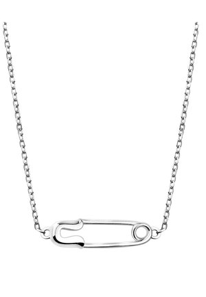 Collier chaîne en argent avec un pendentif unique en forme de grande épingle de sûreté, centré sur un fond blanc.