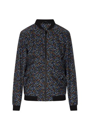 Bomber jacket dengan dasar navy, menampilkan pola bunga berwarna-warni. Lengannya dan pinggulnya bergaris, dilengkapi dengan penutup ritsleting di bagian depan.