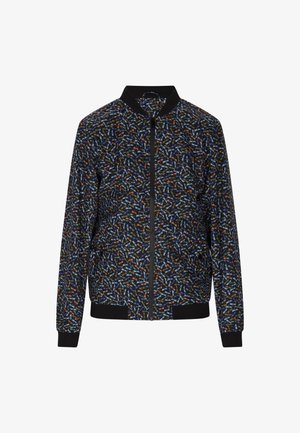 Bomber jacket dengan dasar navy, menampilkan pola bunga berwarna-warni. Lengannya dan pinggulnya bergaris, dilengkapi dengan penutup ritsleting di bagian depan.