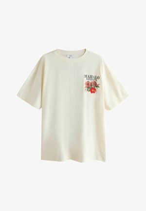 Cremefarbenes T-Shirt mit kurzen Ärmeln und Rundhalsausschnitt, mit dem Schriftzug „MAHALO KAILUA-KONA“ und drei roten Hibiskusblüten auf der linken Brust.