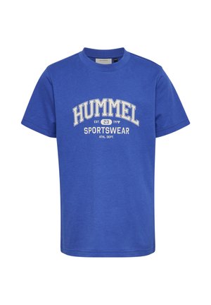 Niebieska koszulka z krótkim rękawem i okrągłym dekoltem z białym napisem "HUMMEL SPORTSWEAR EST. 23 ATHL. DEPT." nadrukowanym na klatce piersiowej.