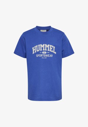 Niebieska koszulka z krótkim rękawem i okrągłym dekoltem z białym napisem "HUMMEL SPORTSWEAR EST. 23 ATHL. DEPT." nadrukowanym na klatce piersiowej.