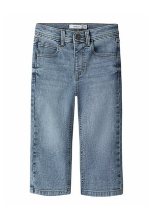 Lyseblå denimjeans til småbørn med forlommer, bæltestropper og knaplukning, vist fladt på en hvid baggrund.
